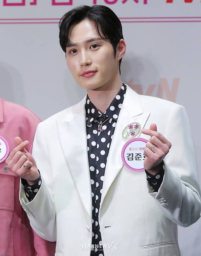 방송인 김준호가 4일 오후 서울 구로구 라마다 서울 신도림 호텔에서 진행된 tvN STORY 예능 프로그램 '잘생긴 트롯' 제작발표회에 참석해 포즈를 취하고 있다.  '잘생긴 트롯'은 연예계 대표 12명의 남자 스타들이 트롯에 진정성을 가지고 도전하는 신(新) 음악 예능이다. 오는 14일 첫 방송. 2025.02.04 /사진=김창현 chmt@