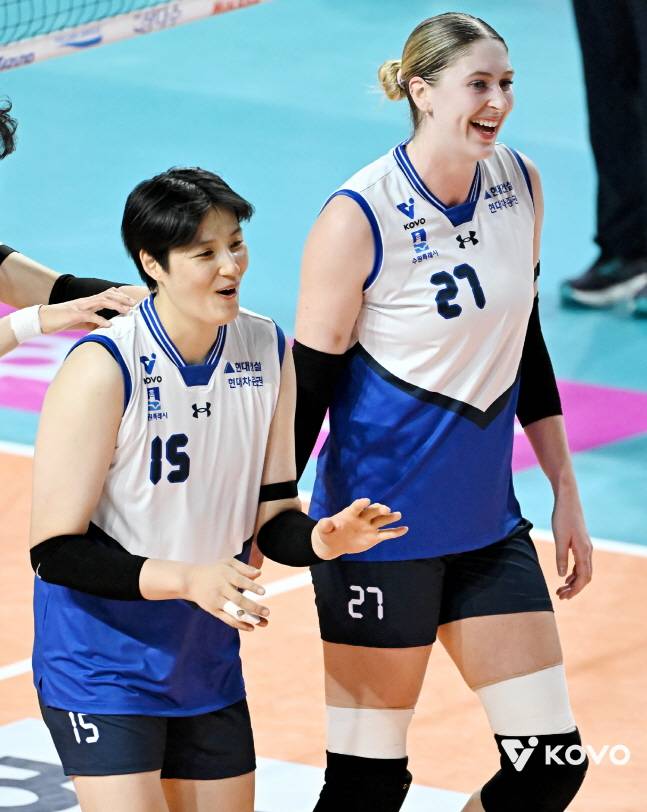 득점 후 기뻐하는 김희진(왼쪽)과 카리. /사진=KOVO 제공
