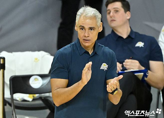 레오나르도 아폰소 감독이 이끄는 KB손해보험이 22일 천안 유관순체육관에서 열리는 2025-2026 V리그 첫 경기에서 현대캐피탈을 상대로 승리를 노린다. 사진 엑스포츠뉴스 DB