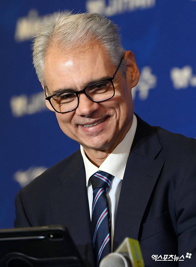 레오나르도 아폰소 감독이 이끄는 KB손해보험이 22일 천안 유관순체육관에서 열리는 2025-2026 V리그 첫 경기에서 현대캐피탈을 상대로 승리를 노린다. 사진 엑스포츠뉴스 DB