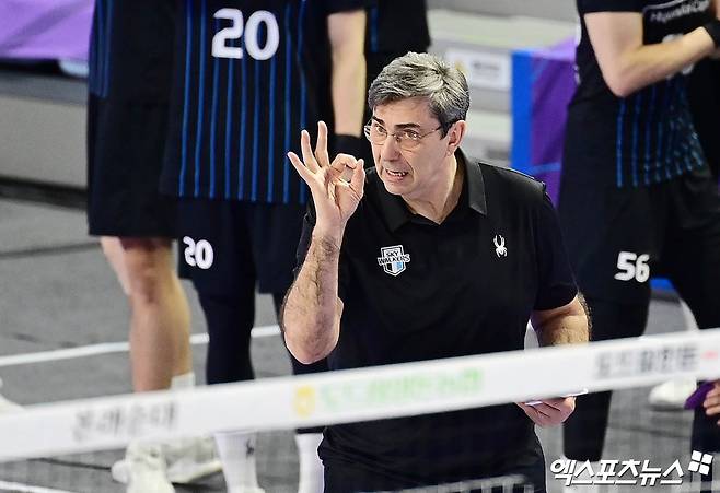 필립 블랑 감독이 이끄는 현대캐피탈이 22일 천안 유관순체육관에서 B손해보험과의 진에어 2025-2026 V리그 1라운드 첫 경기 승리를 노린다. 사진 엑스포츠뉴스 DB