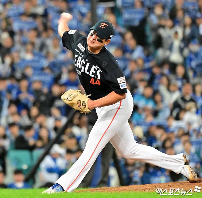 22일 오후 대구삼성라이온즈파크에서 열린 '2025 신한 SOL Bank KBO 포스트시즌' 한화 이글스와 삼성 라이온즈의 플레이오프 4차전 경기, 6회말 무사 1,2루 한화 김서현이 공을 힘차게 던지고 있다. 김서현은 이날 이어지는 1사 1,3루 위기에서 김영웅에게 4-4 동점이 되는 스리런 홈런을 허용했다. 대구, 김한준 기자
