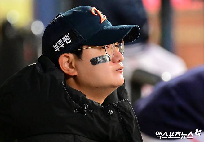 22일 오후 대구삼성라이온즈파크에서 열린 '2025 신한 SOL Bank KBO 포스트시즌' 한화 이글스와 삼성 라이온즈의 플레이오프 4차전 경기, 한화 김서현이 그라운드를 바라보고 있다. 김서현은 이날 6회 등판했으나 1사 1,3루 위기에서 김영웅에게 4-4 동점이 되는 스리런 홈런을 허용했다. 대구, 김한준 기자