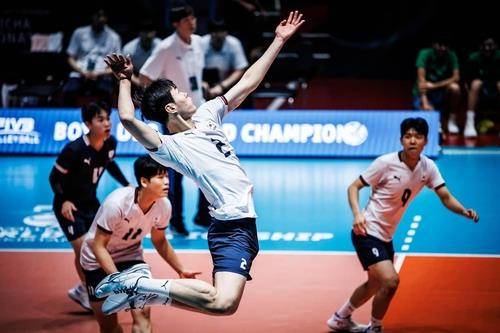 U-19 세계선수권에서 스파이크하는 이준호(중앙) [FIVB 홈피 캡처. 재판매 및 DB 금지]