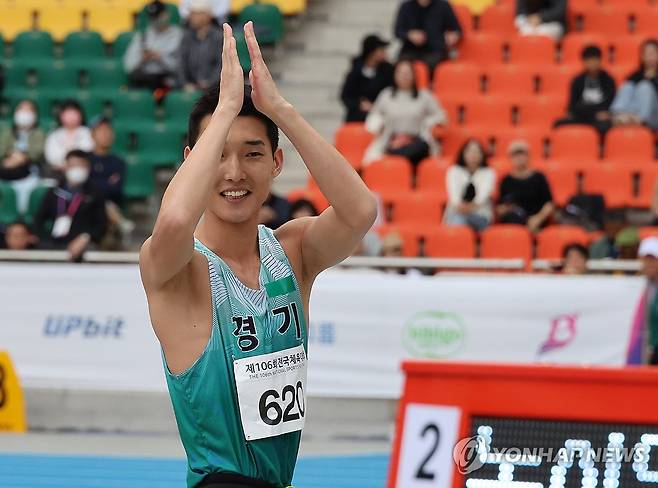 아쉬움을 전하는 우상혁 (부산=연합뉴스) 강선배 기자 = 22일 부산 아시아드주경기장서 열린 제106회 전국체육대회 육상 남자 일반부 높이뛰기에서 우상혁(용인시청)이 2m 24을 실패하고 부상으로 기록도전을 하지 않을 것을 알리며 미안해하고 있다. 2025.10.22 sbkang@yna.co.kr