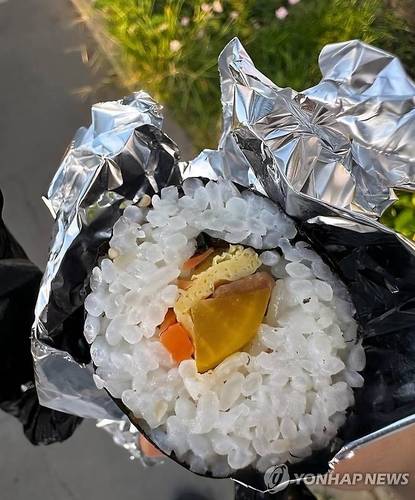 탐라문화제에서 판매된 '부실 김밥' [보배드림 게시 사진 캡처. 재판매 및 DB 금지]