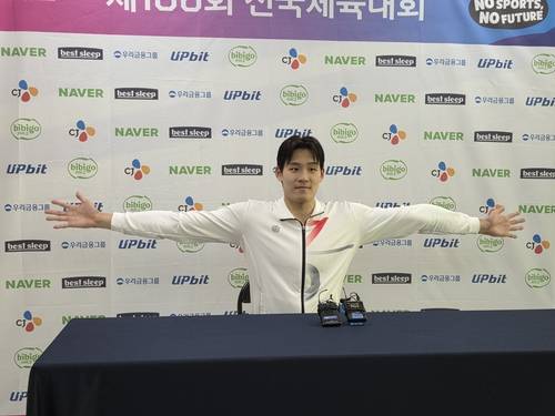 윙스팬 216㎝의 '괴물 신예' 김영범 (부산=연합뉴스) 하남직 기자 = 47초39의 남자 자유형 100ｍ 한국 신기록을 달성한 김영범이 22일 부산 사직종합운동장 실내수영장에서 취재진의 요청에 따라 양팔을 벌리고 있다.