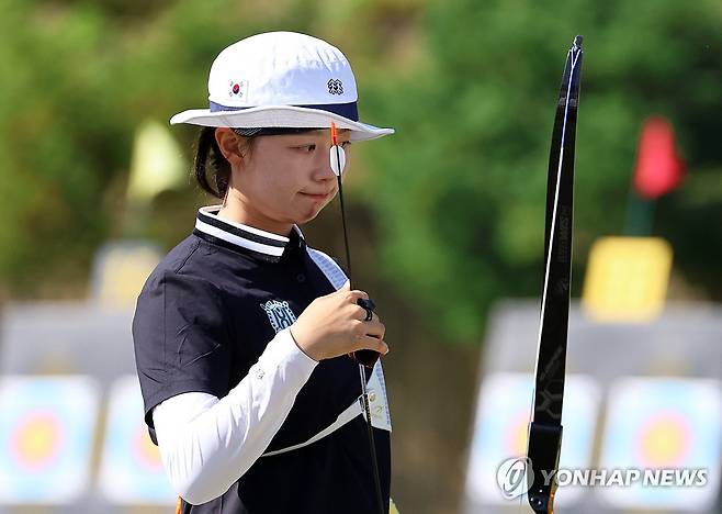마인드 콘트롤 하는 임시현 (광주=연합뉴스) 조남수 기자 = 1일 광주 남구 주월동 광주국제양궁장에서 열린 현대자동차 정몽구배 한국양궁대회에서 여자 리커브 예선에 출전한 임시현이 경기를 치르고 있다. 2025.10.1 iso64@yna.co.kr