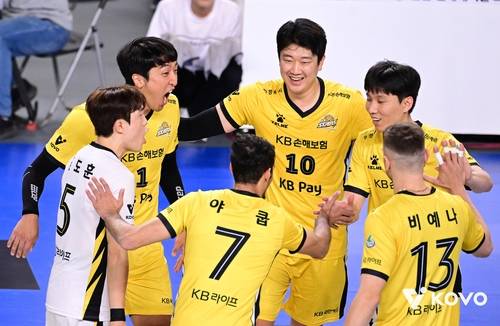득점 후 기뻐하는 KB손해보험 선수들  [한국배구연맹 제공. 재판매 및 DB 금지]