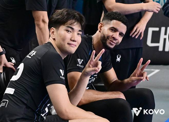 레오와 V자 들어 보인 바야르사이한(왼쪽) [한국배구연맹 제공. 재판매 및 DB 금지]