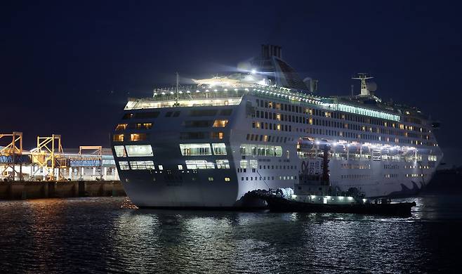 ▲ 중국 단체관광객의 무비자 입국이 시작된 지난달 29일 인천 연수구 인천항 크루즈터미널에 중국 선사 톈진동방국제크루즈의 '드림호'가 입항하고 있다. 정부는 9월 29일부터 내년 6월 30일까지 중국인 단체관광객의 무비자 입국을 허용하기로 했다. 이 기간 중국인 단체관광객들은 15일 범위 내에서 무비자로 입국해 관광할 수 있다. /이재민 기자 leejm@incheonilbo.com