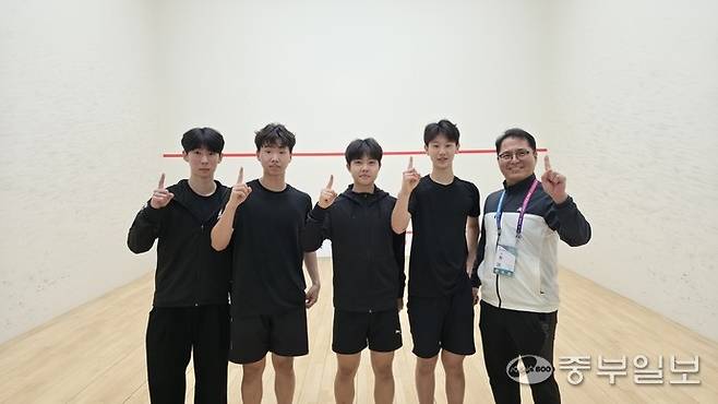 22일 부산 경성대 스포츠센터 스쿼시장에서 열린 제106회 전국체육대회 스쿼시 남자 18세 이하부 단체전서 우승한 경기선발팀의 이용욱(사진 오른쪽부터) 코치·김현·전서율·현종선·황지호가 기념사진을 찍고 있다. 부산=이건우기자