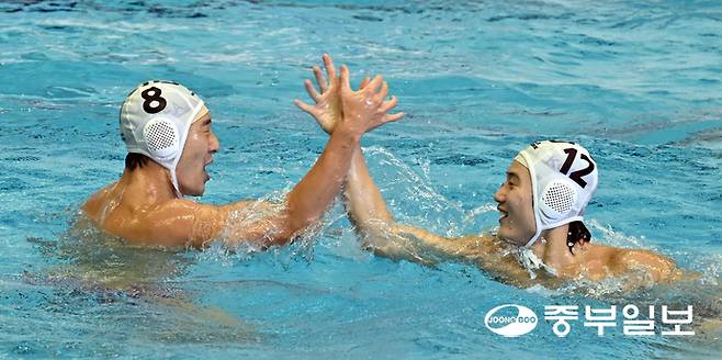 23일 오후 부산시 동래구 부산사직종합운동장실내수영장에서 열린 제106회 전국체육대회 수구 남자일반부 결승 경기에서 경기도청 임재홍(8번) 선수와 박도현(12번) 선수가 득점에 성공한 뒤 하이파이브를 하고 있다. 부산=김경민기자