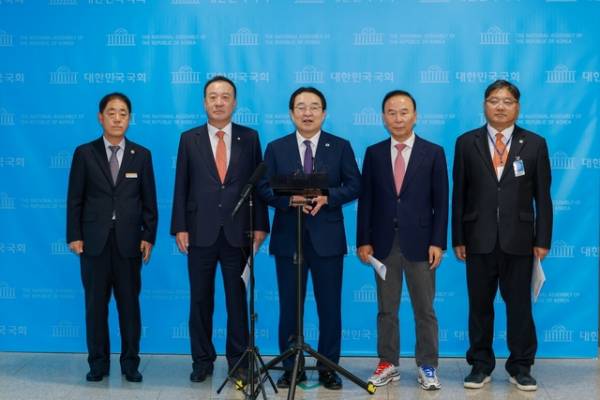 (왼쪽부터) 강성규 영동부군수, 엄태영 의원, 황규철 옥천군수, 박덕흠 의원, 장우성 괴산부군수가 국회에서 기자회견을 하고 있다./국민의힘 제공