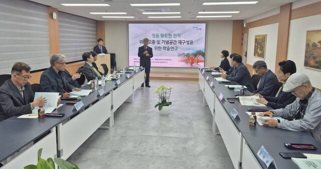 정읍 황토현 전적 위치고증 및 기념공간 재구성 위한 학술연구에서 신순철 이사장이 인사말을 하고 있다. 사진제공=정읍시