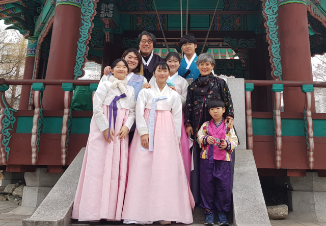 지난 2020년 설 명절 때 가족 모두 한복을 입고 경상감영공원으로 나들이를 갔다. 박성백 씨 제공