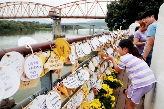솥바위에 걸린 관광객의 소원지
