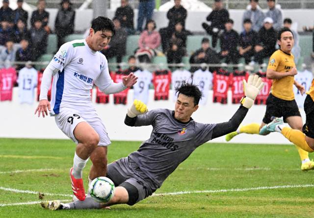 22일 부산 기장월드컵빌리지에서 열린 제106회 전국체육대회 축구 남자일반부 결승 창원FC와 서울중랑축구단의 경기서 창원FC 하재현이 돌파를 시도하고 있다./성승건 기자/