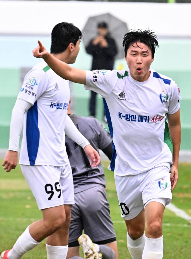22일 부산광역시 기장월드컵빌리지에서 열린 ‘제106회 전국체육대회‘ 축구 남자일반부 결승 창원FC와 서울중랑축구단의 경기에서 추가골을 성공시킨 창원FC 김규환 선수가 환호하고 있다./성승건 기자/