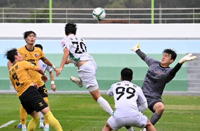 22일 부산광역시 기장월드컵빌리지에서 열린 ‘제106회 전국체육대회‘ 축구 남자일반부 결승 창원FC와 서울중랑축구단의 경기에서 창원FC 김규환 선수가 헤딩슛을 시도하고 있다./성승건 기자/