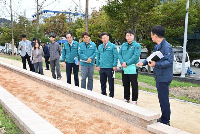 행정복지위원회 군의원들이 주요 사업장을 방문해 현장 점검하고 있다. 달성군의회 제공