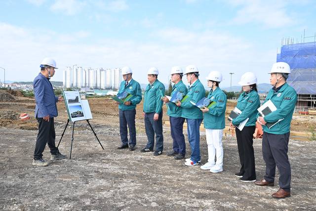 경제건설위원회 군의원들이 현장을 방문해 점검하고 있다. 달성군의회 제공