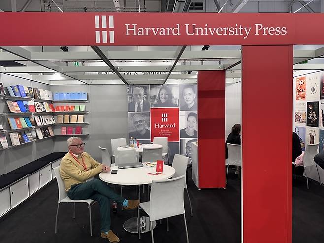 학술 출판사인 하버드대출판부의 부스. 도서전엔 일반 서적 출판사뿐 아니라 특수 서적 전문 출판사도 다수 참가했다.
