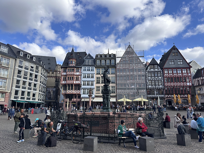 프랑크푸르트의 대표 관광지인 뢰머광장. 행사 전부터 도서전 방문 예정인 관광객들로 붐볐다.