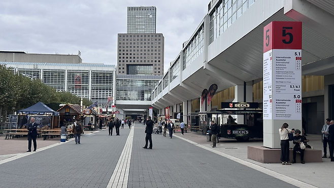 프랑크푸르트 국제도서전이 열리는 메쎄 프랑크푸르트(Messe Frankfurt) 입구의 일부. 야외 공간까지 포함하면 60만㎡ 규모다.
