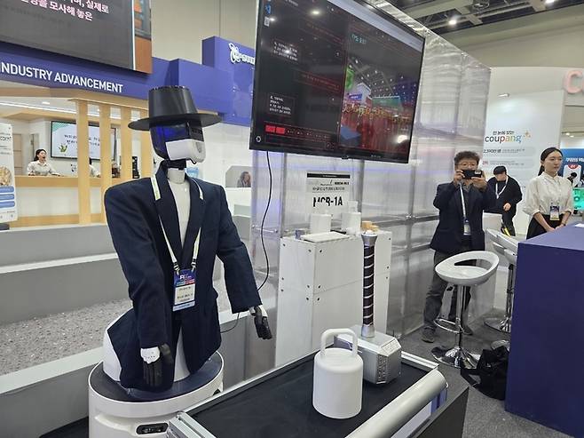 22일 대구 엑스코에서 개막한 2025 대구국제로봇산업전 한국로봇산업진흥원 전시관에서 휴머노이드 로봇 MCR-1이 전통 갓을 쓰고 참관객을 맞고 있다. <대구시 제공>