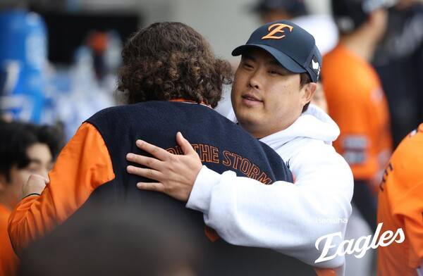 폰세와 포옹하는 류현진. (사진=한화)