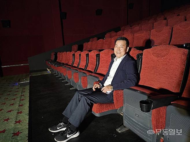 최영천 극장장이 상영관 1관에 앉아 무등일보 취재진과 인터뷰를 진행하고 있는 모습. 총 207석에 달하는 1관과 117석 규모의 2관, 51석 규모의 예비관을 갖췄다.최류빈기자 rubi@mdilbo.com