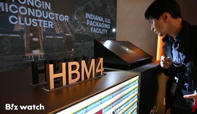 SK하이닉스가 23일 서울 강남구 코엑스에서 열린 제27회 반도체 대전(SEDEX 2025)에서 HBM4를 관람객에게 선보이고 있다./사진=이명근 기자 qwe123@
