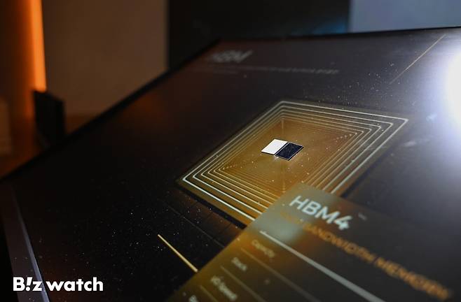 SK하이닉스가 23일 서울 강남구 코엑스에서 열린 제27회 반도체 대전(SEDEX 2025)에서 HBM4를 관람객에게 선보이고 있다./사진=이명근 기자 qwe123@