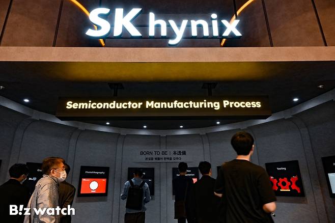 SK하이닉스가 23일 서울 강남구 코엑스에서 열린 제27회 반도체 대전(SEDEX 2025)에서 HBM4를 관람객에게 선보이고 있다./사진=이명근 기자 qwe123@