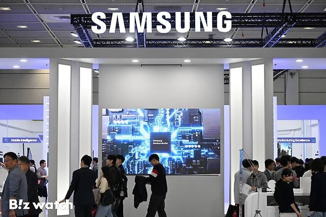 삼성전자가 23일 서울 강남구 코엑스에서 열린 제27회 반도체 대전(SEDEX 2025)에서 HBM4를 관람객에게 선보이고 있다./사진=이명근 기자 qwe123@