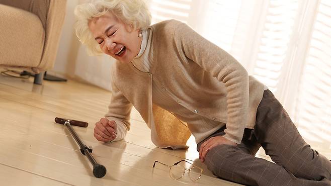 노인 낙상 사고의 절반은 실내에 발생한다｜출처: 게티이미지뱅크