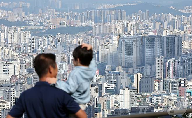 이재명 정부가 서울 전역과 경기 12곳을 규제 지역으로 지정한 10·15 부동산 대책을 발표한 가운데 갭투자 수요를 차단하고자 해당 지역들은 20일부터 내년 12월 31일까지 토지거래허가구역으로 지정돼 2년 실거주 의무 및 담보인정비율(LTV) 40% 규제가 적용된다. /뉴스1 ⓒ News1 김진환 기자