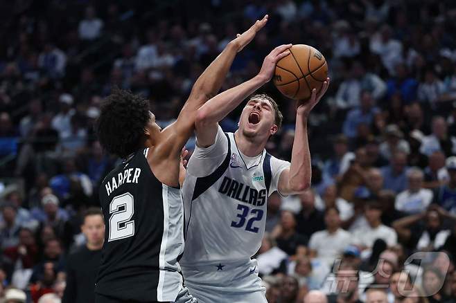 쿠퍼 플래그(오른쪽)가 혹독한 NBA 데뷔전을 치렀다. ⓒ AFP=뉴스1