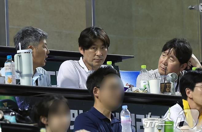 야구대표팀 류지현 감독(오른쪽부터)과 강인권, 김원형 코치가 29일 오후 서울 송파구 잠실야구장에서 열린 프로야구 '2025 신한 SOL뱅크 KBO 리그' KT 위즈와 LG 트윈스의 경기장을 찾아 대화를 나누고 있다. 2025.7.29/뉴스1 ⓒ News1 박정호 기자