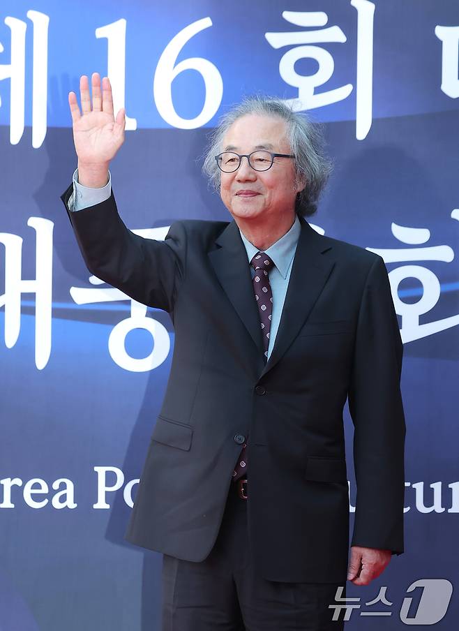 배우 정동환이 23일 오후 서울 중구 국립극장 해오름극장에서 열린 '2025 대한민국 대중문화예술상 시상식' 레드카펫에 참석하고 있다. 2025.10.23/뉴스1 ⓒ News1 권현진 기자