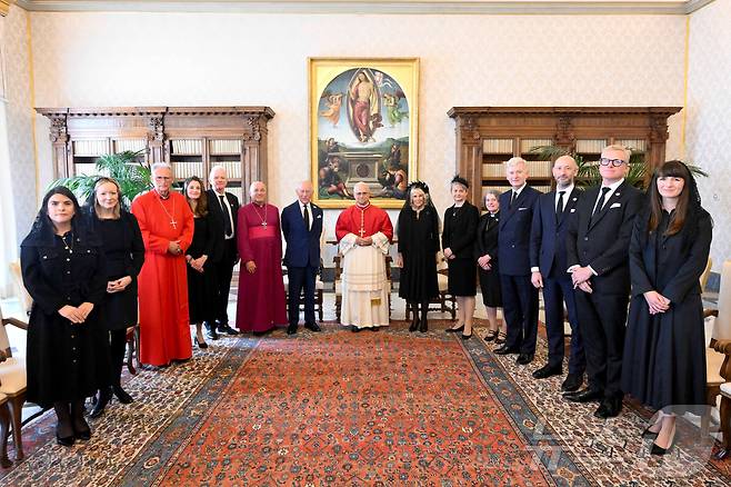 23일(현지시간) 교황 레오 14세가 바티칸에서 영국의 찰스 국왕과 카밀라 왕비를 접견했다. 사진은 바티칸 미디어 제공.2025.10.23.ⓒ 로이터=뉴스1
