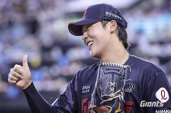 이민석이 ‘엄지척’을 든 모습. 사진 | 롯데 자이언츠