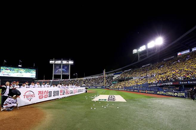 LG 선수단이 22일 서울 잠실구장애서 열린 자체 청백전 후 출정식을 진행하고 있다. 사진 | LG 트윈스