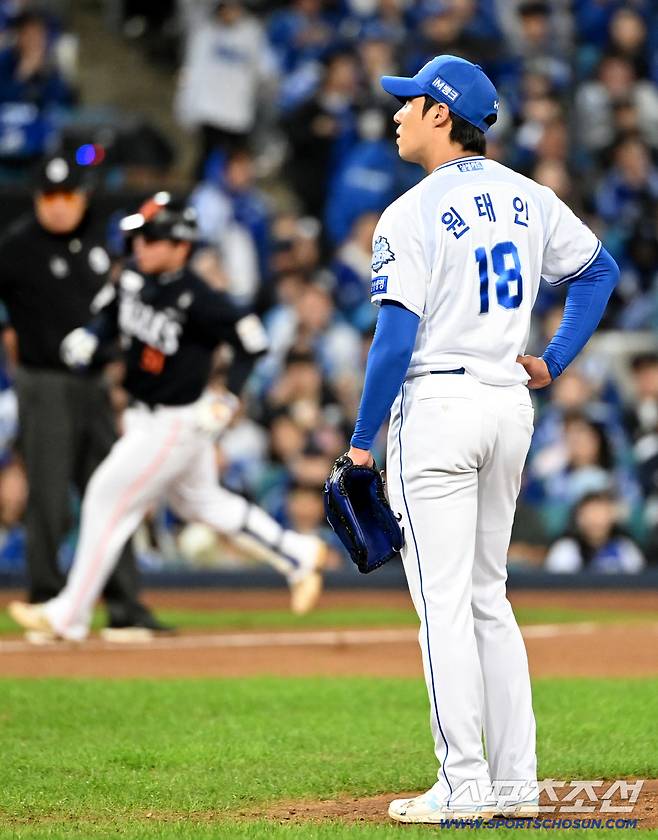 22일 대구 삼성라이온즈파크에서 열린 한화와 삼성의 플레이오프 4차전, 5회초 2사 2,3루 원태인이 문현빈에 3점홈런을 내주며 아쉬워하고 있다. 대구=허상욱 기자wook@sportschosun.com/2025.10.22/