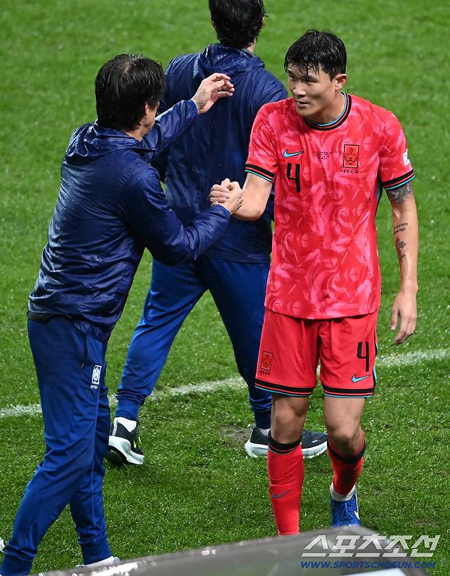 10일 서울월드컵경기장에서 열린 대한민국 축구대표팀과 브라질의 A매치 평가전, 김민재가 교체아웃되며 홍명보 감독의 격려를 받고 있다. 상암=허상욱 기자wook@sportschosun.com/2025.10.10/