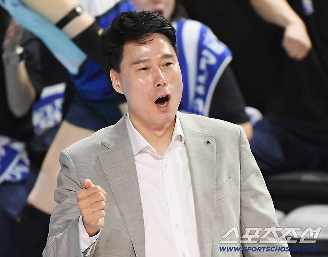 1, 2세트 여유 넘쳤던 강성형 감독