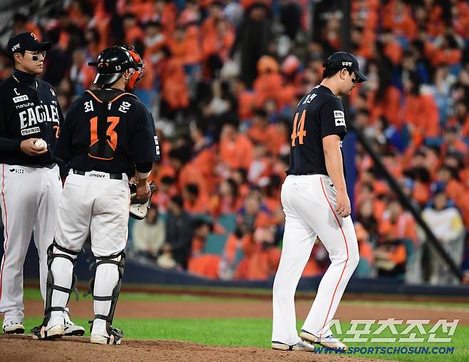 동점 허용 후 강판 당하는 한화 김서현.