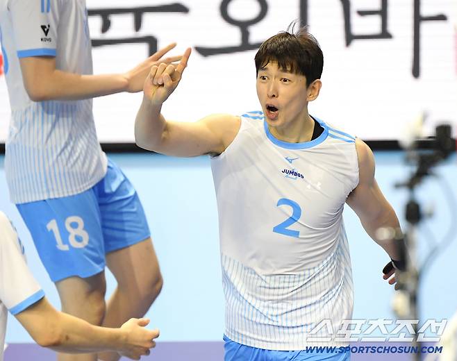 23일 인천 계양체육관에서 열린 V리그 대한항공-한국전력전. 대한항공 한선수가 주심의 터치아웃에 대해 비디오판독을 요청하고 있다. 인천=정재근 기자 cjg@sportschosun.com/2025.10.23/