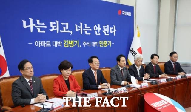 최근 더불어민주당과 국민의힘 지지도 격차가 한 자릿수로 좁혀졌다는 여론조사가 나왔다. 사진은 장동혁 국민의힘 대표가 22일 오전 서울 여의도 국회에서 '부동산 정책 정상화 특별위원회 제1차 전체회의에서 발언하고 있는 모습. /뉴시스